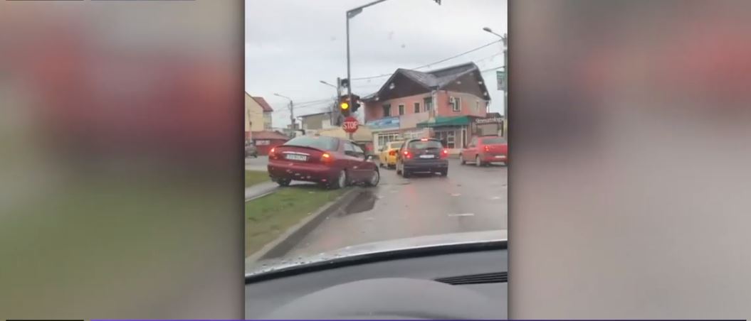 VIDEO. Un șofer din Craiova a depășit coloana de la semafor pe trotuar și pe spațiul verde