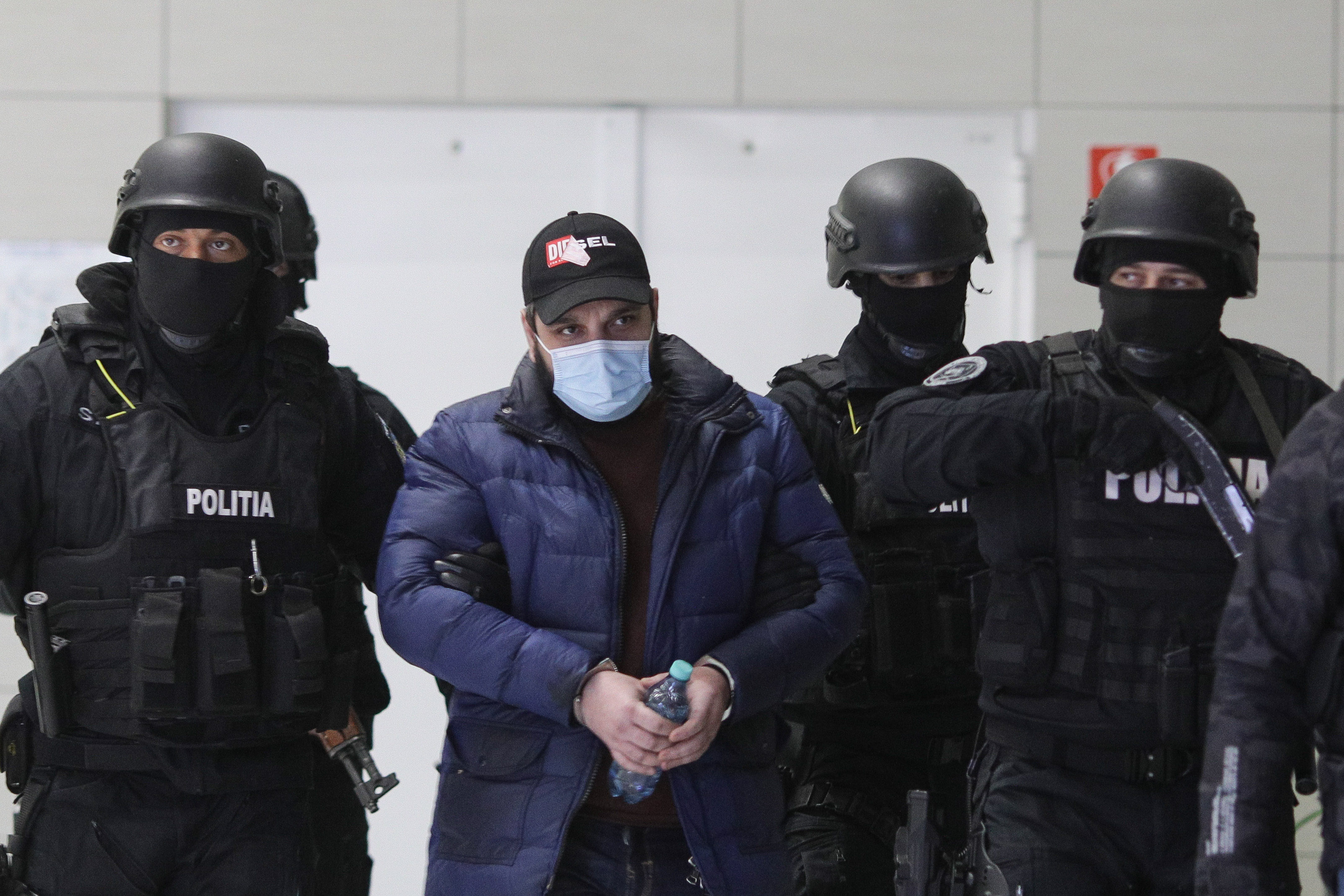 Fiul lui Sile Cămătaru, adus în România. Bebe Cămătaru era pe lista Poliției cu cele mai căutate persoane - GALERIE FOTO