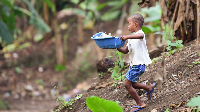 Copil muncind pe plantațiile de cacao din Coasta de Fildeș