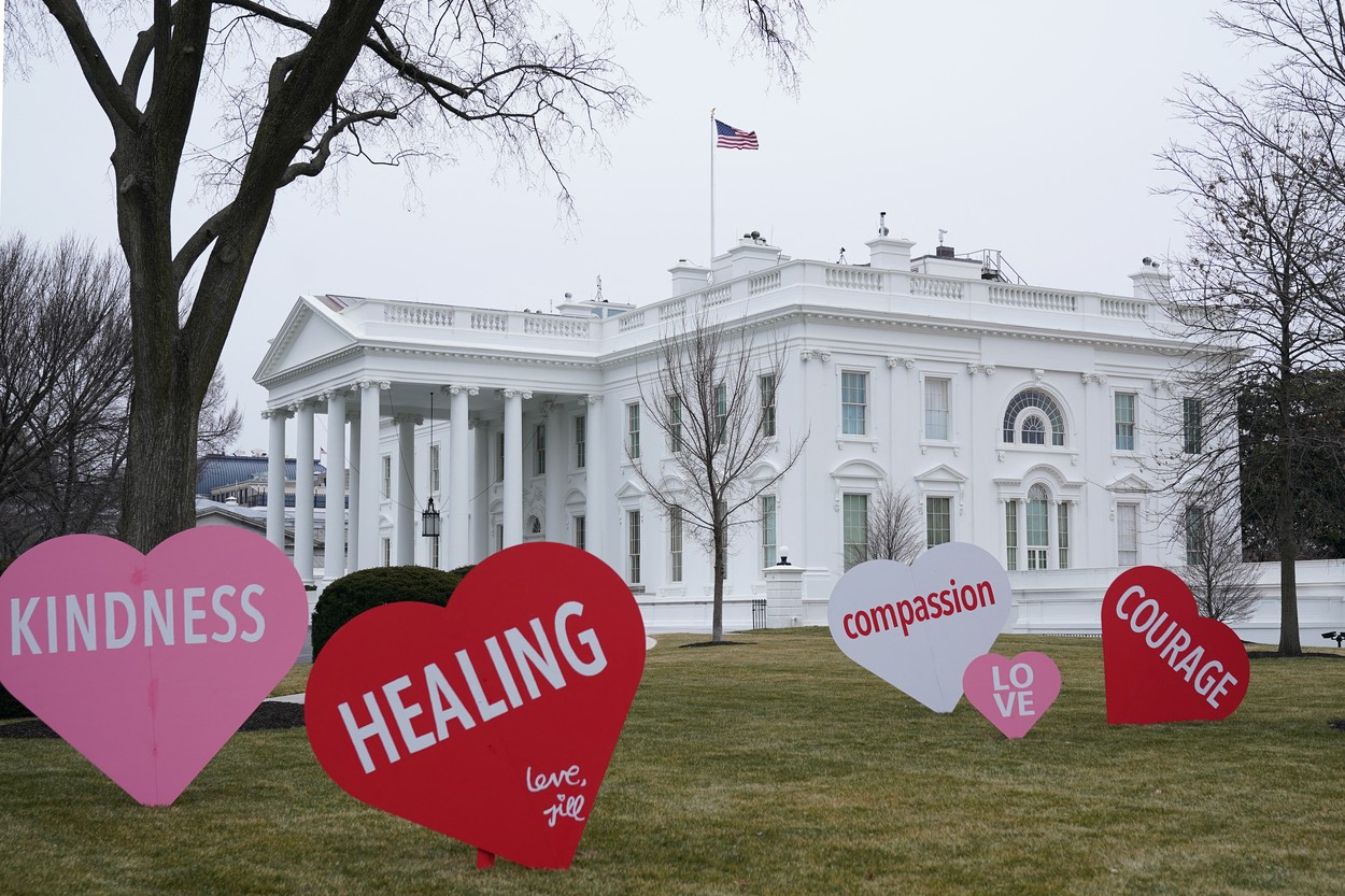 Prima Doamnă a SUA a decorat Casa Albă cu inimioare. Joe Biden: Valentine's Day e ziua preferată a lui Jill