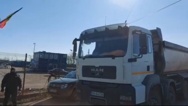 camion pentru transport materiale de constructii