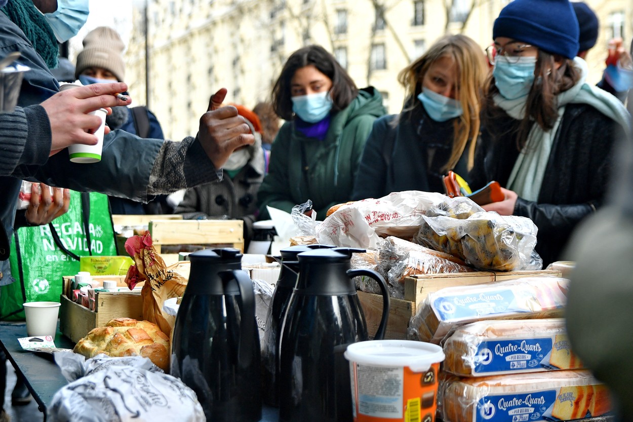 Coadă de studenți în Franța la restaurantele care vând meniuri cu 1 euro: "Nu mi-e rușine să fiu aici"