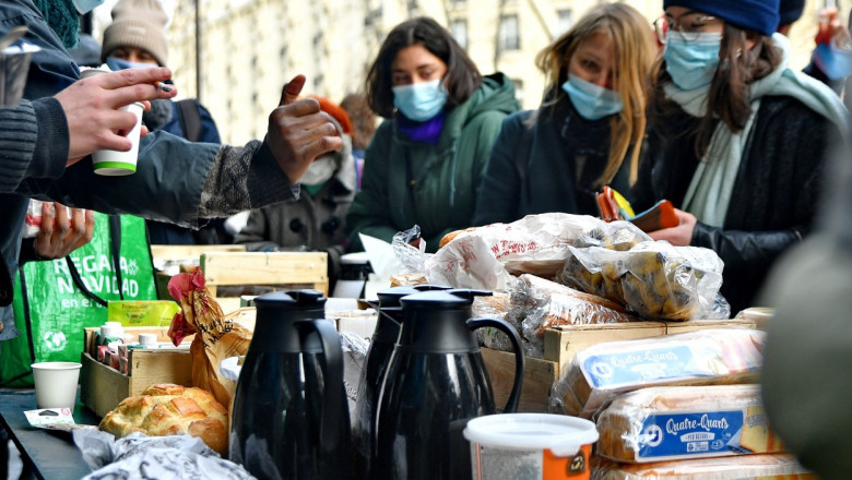 studenti la coada in paris pentru a cumpara mancare