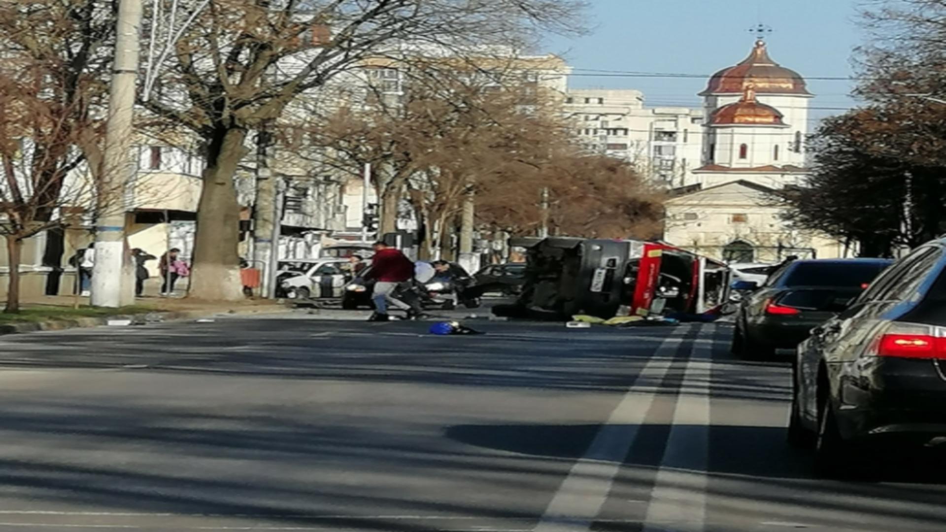 Ambulanță răsturnată în Brăila, din cauza unei șoferițe. Paramedicii au fost răniți în urma accidentului