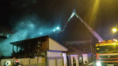masina de pompieri care stinge un incendiu izbucnit la case din bucuresti