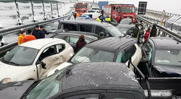 VIDEO. Carambol cu 25 de autoturisme în Italia. Doi morți și 30 de răniți în mașinile strivite pe autostradă