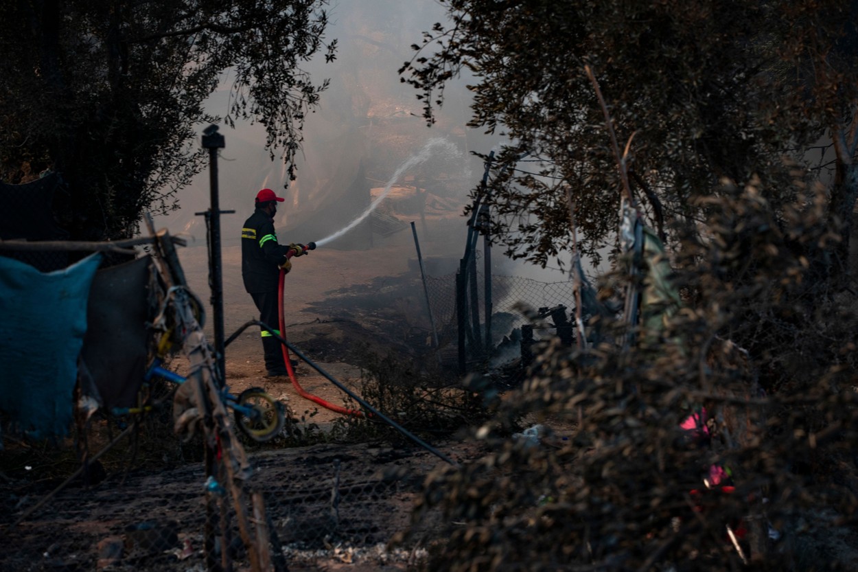 Incendiu într-o tabără de refugiaţi din Grecia. Un copil a murit