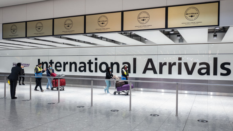 calatori in aeroport cu bagaje, la sosiri internationale