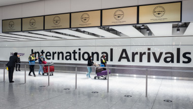 calatori in aeroport cu bagaje, la sosiri internationale