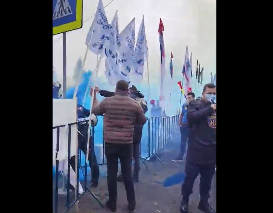 Protest cu fumigene și scandal la Cotroceni. Polițiștii s-au îmbrâncit cu jandarmii: Ați primit ordin să ne bruscați, să ne gazați