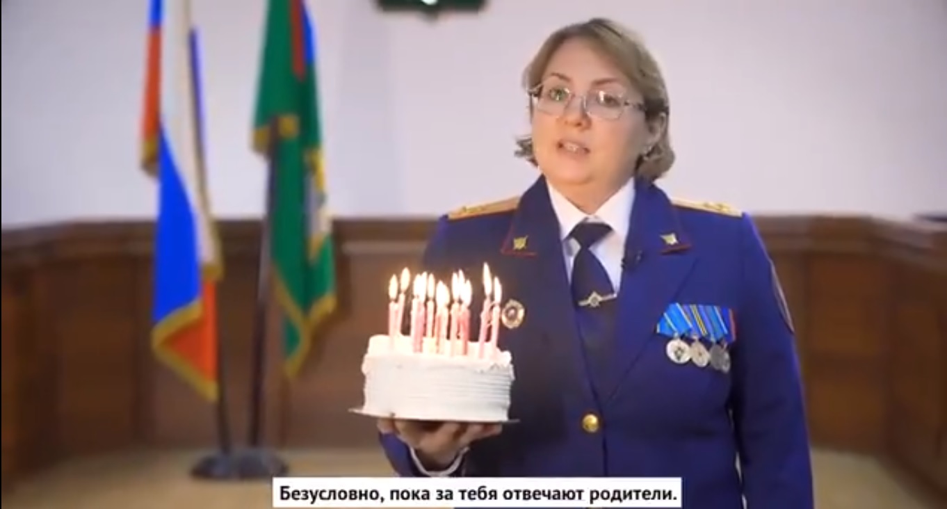 Poliția rusă le trimite adolescenților care împlinesc 14 ani o felicitare în care îi anunță că de la această vârstă pot face închisoare