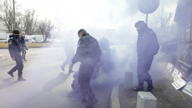 politistii protestează la palatul cotroceni cu fumigene