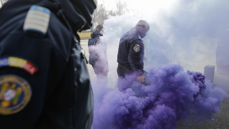 politistii protestează la palatul cotroceni cu fumigene