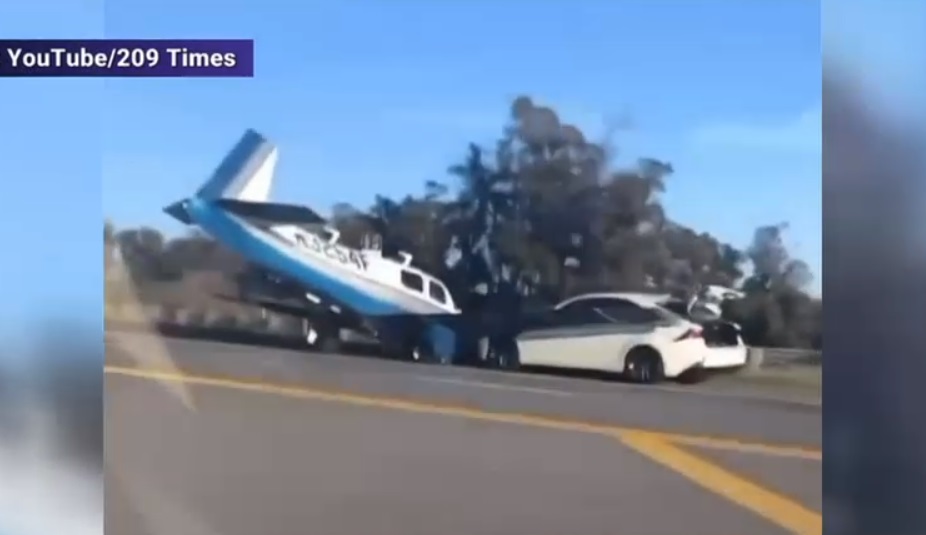 VIDEO. Accident între un avion și o mașină, pe o autostradă din SUA. Imagini filmate de un alt șofer