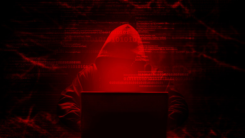 hacker la computer pe fond rosu