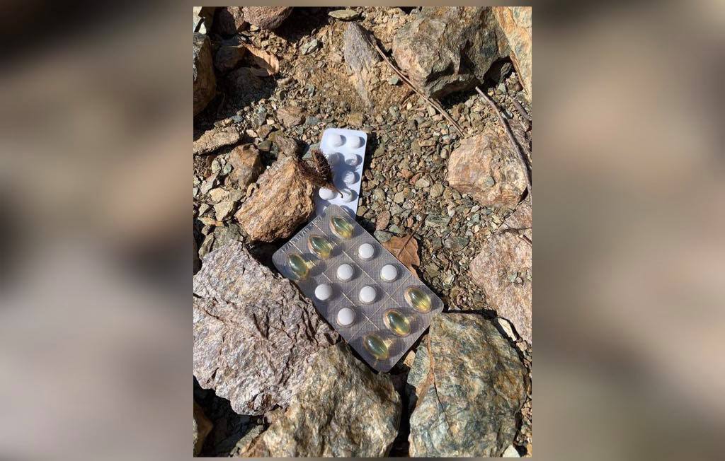 Zeci de cutii de medicamente expirate, aruncate pe malul lacului Tarnița. A fost deschis un dosar penal pentru infectarea apei