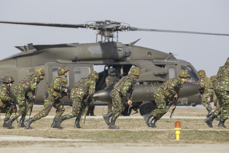 Militari români şi un elicopter Black Hawk la un exerciţiu militar NATO la baza de la Mihail Kogălniceanu