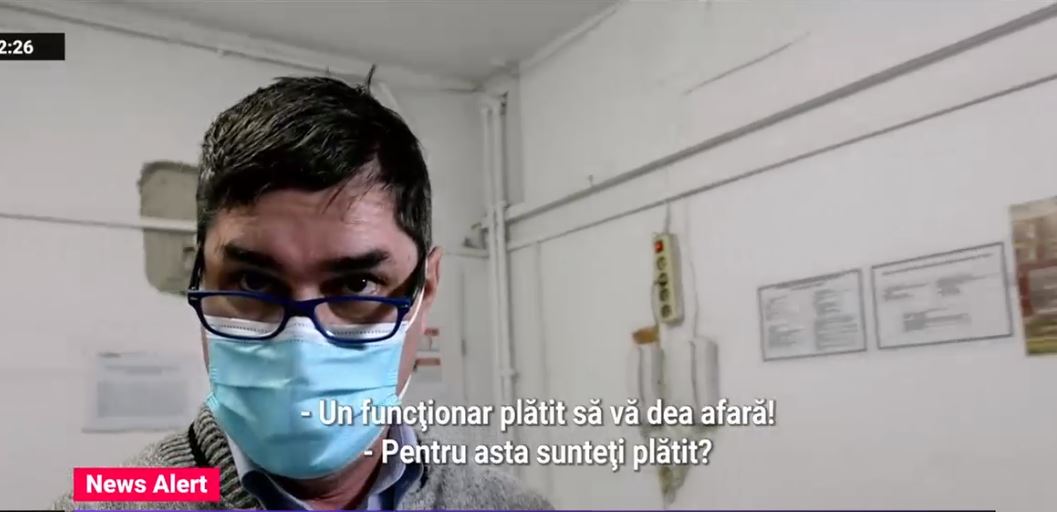 Statul la stat. Medicii tineri își "cerșesc" diplomele la ușa Centrului de Resurse Umane. Funcționarii trimit paznicii să le vorbească