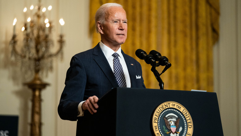 Joe Biden vorbește de la pupitrul prezidențial