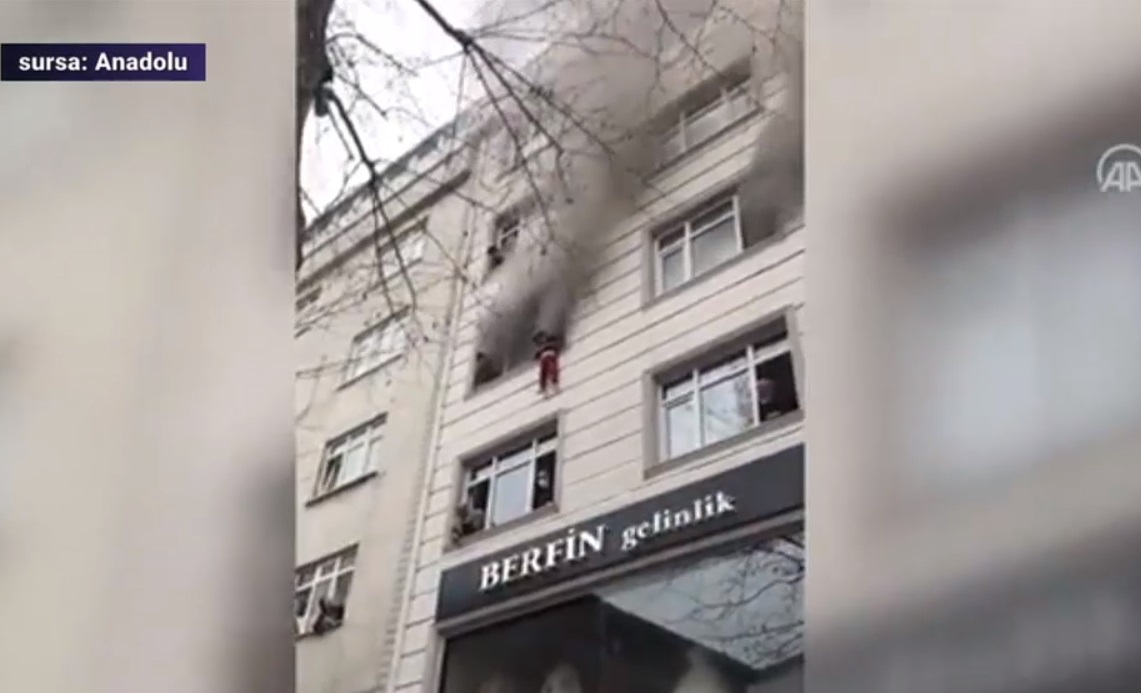 Imagini dramatice. O femeie și-a aruncat copiii pe geam pentru a-i salva dintr-un incendiu, în Istanbul
