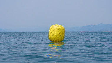 O geamandură galbenă plutește pe mare