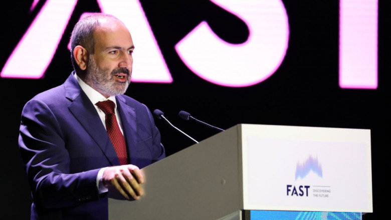 Premierul armean Nikol Pashinyan vorbeste la o conferinta publica
