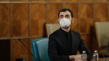 ministrul năsui cu mască la ședința de guvern