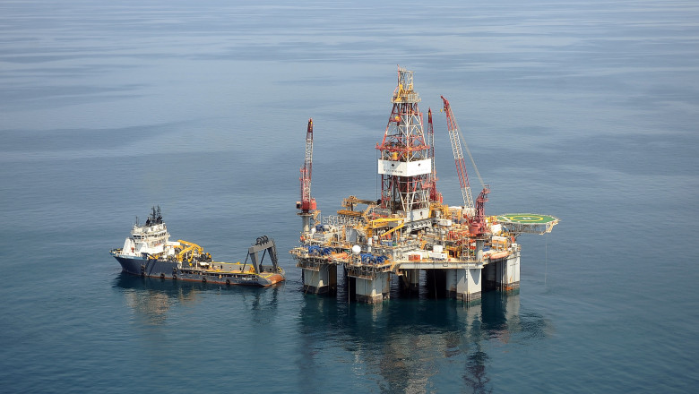 Platforma maritima Ocean Endeavor din zona românească de ape adânci a Mării Negre, unde ExxonMobil și OMV Petrom efectuează foraje de explorare pentru zăcămintele de gaze naturale