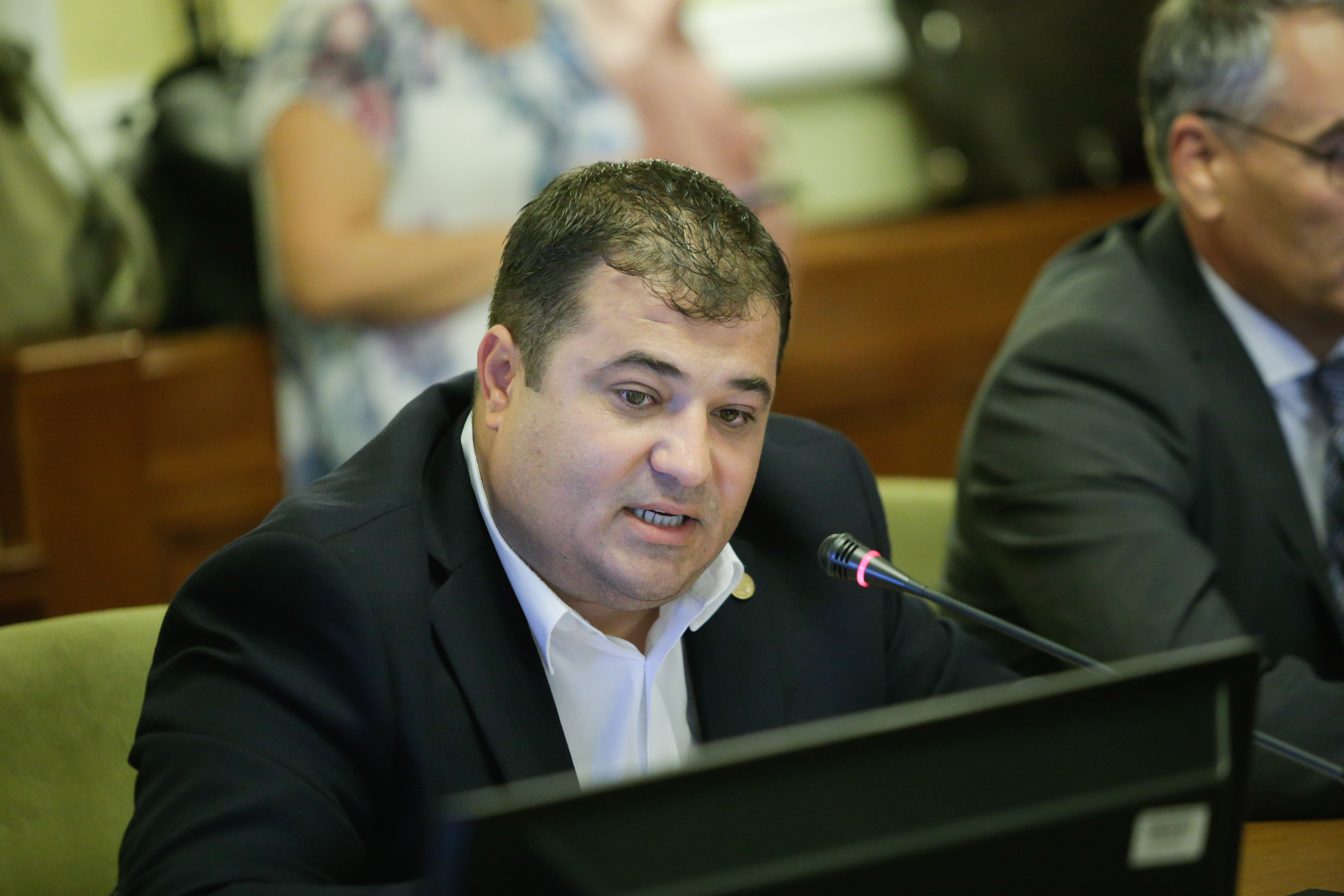 Scandal la avizarea bugetului în comisii. Solomon (PSD), către USR PLUS: "Dacă erați ciobani, vă dădea afară proprietarul oilor"