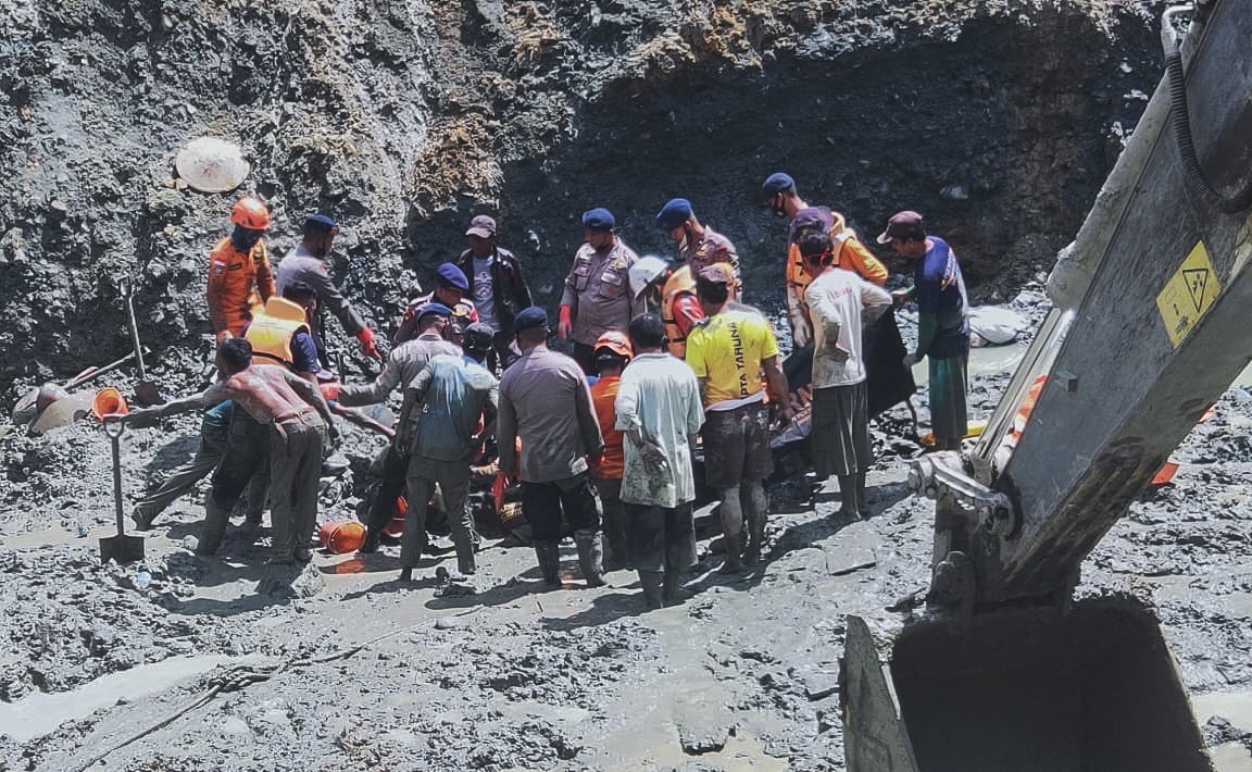 Șase morți și un dispărut în urma surpării unei mine ilegale de aur în Indonezia