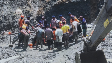 salvatori cauta supravietuitori in mina ilegala de aur prabusita in urma ploilor torentiale