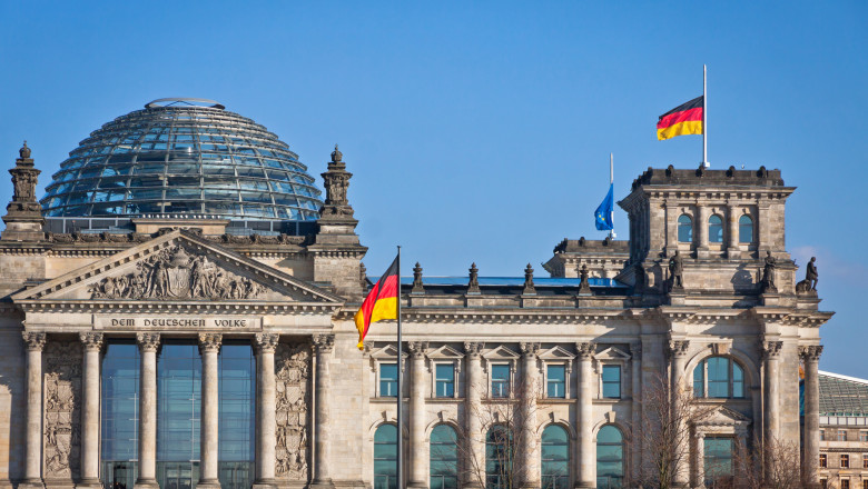 un steag flutura in fata cladirii parlamentului german