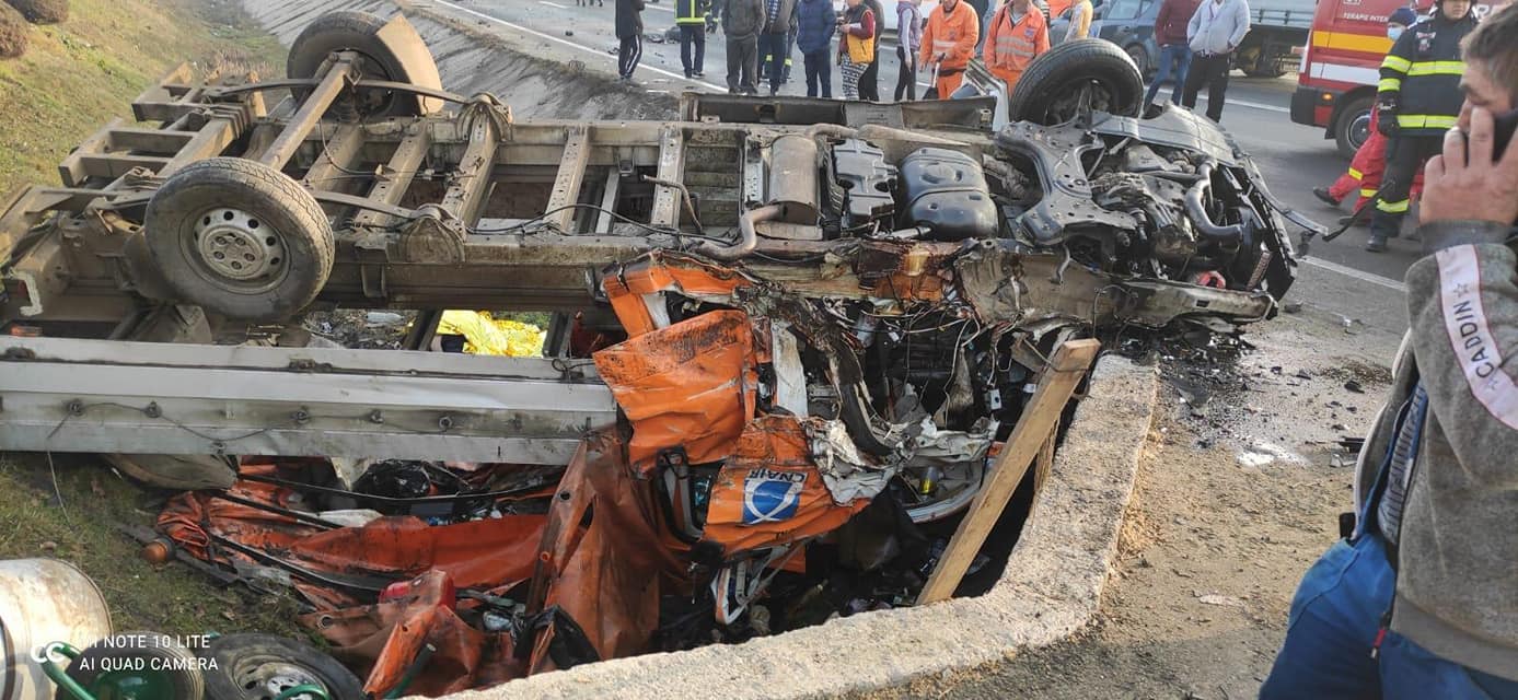 UPDATE Plan roșu de intervenții activat după un grav accident la Călugăreni. Doi oameni au murit, șapte au fost duși la spital