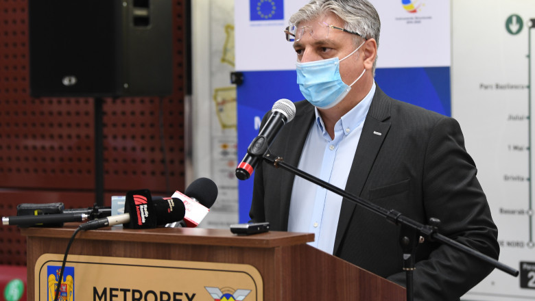 Gabriel Mocanu, director interimar Metrorex, cu ochelari pe cap si masca pe figura, vorbeste la microfon, in fata pupitrului inscriptionat metrorex