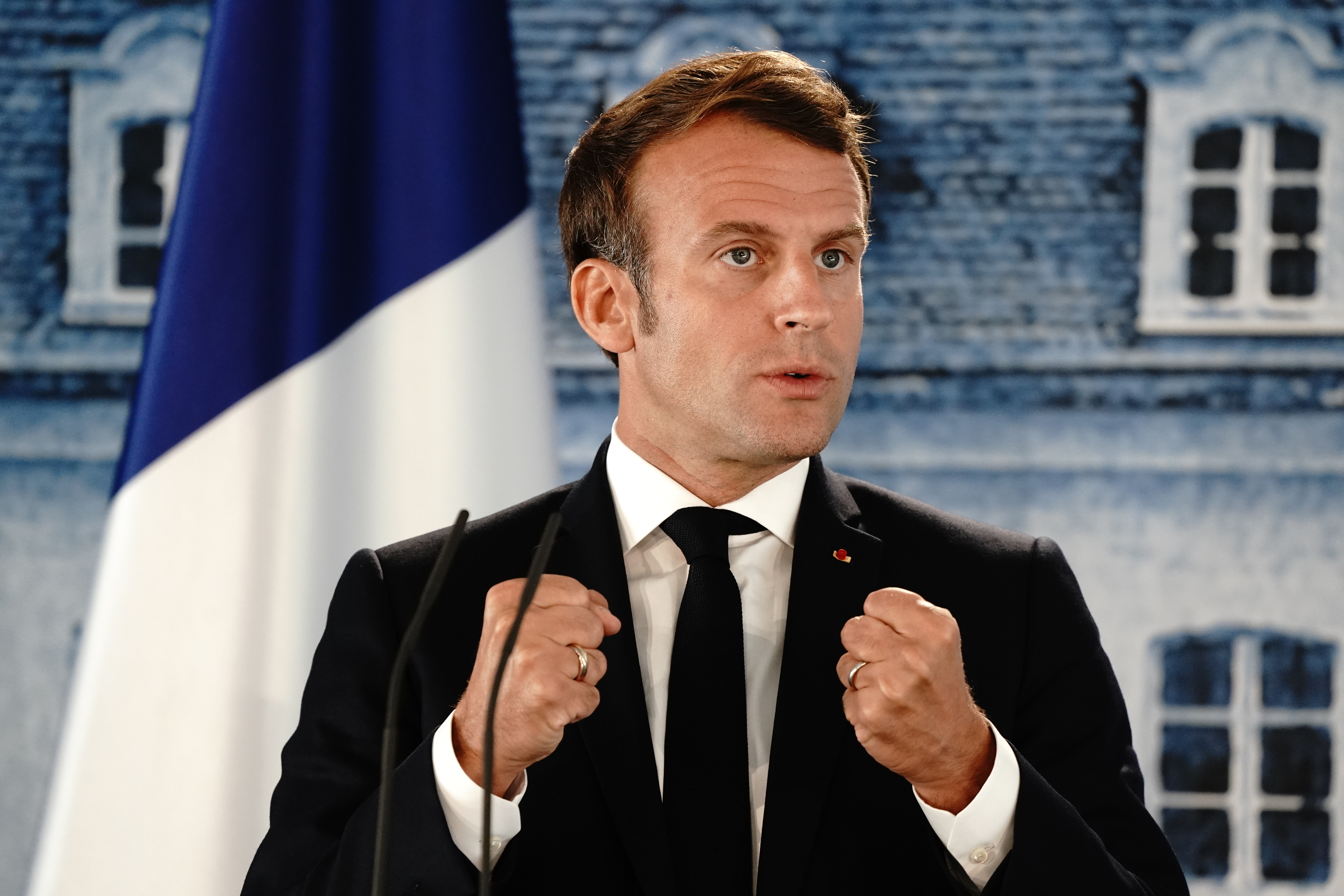 Macron le cere francezilor să mai reziste încă „4 până la 6 săptămâni” înainte de relaxarea restricțiilor