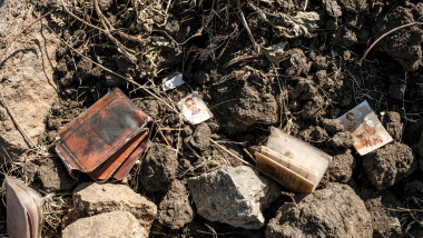 Fotografii și documente într-un cimitir, aparținând victimelor ucise într-un masacru care ar fi avut loc pe 9 noiembrie, în orașul Mai Kadra din Etiopia. Un grup local ar fi ucis 600 de persoane în regiunea Tigray.