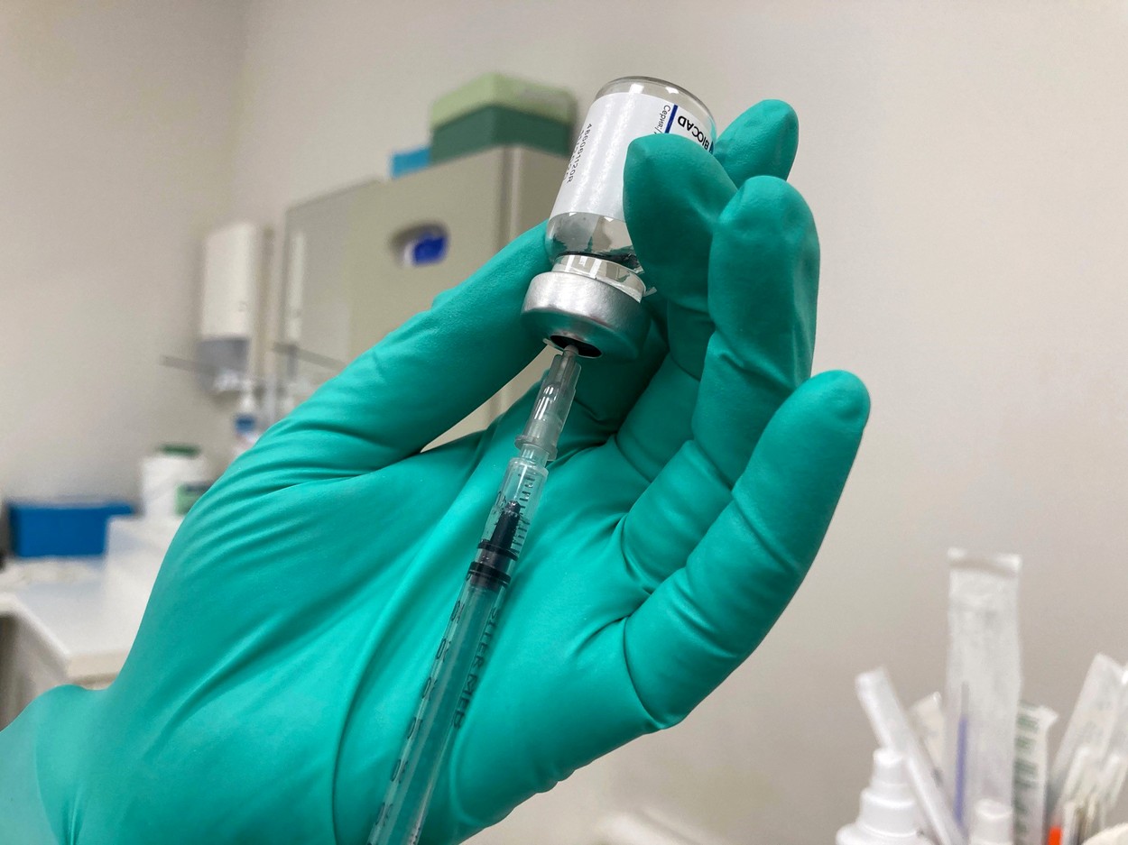 Spania va administra doar o doză de vaccin persoanelor sub 55 de ani care au avut Covid