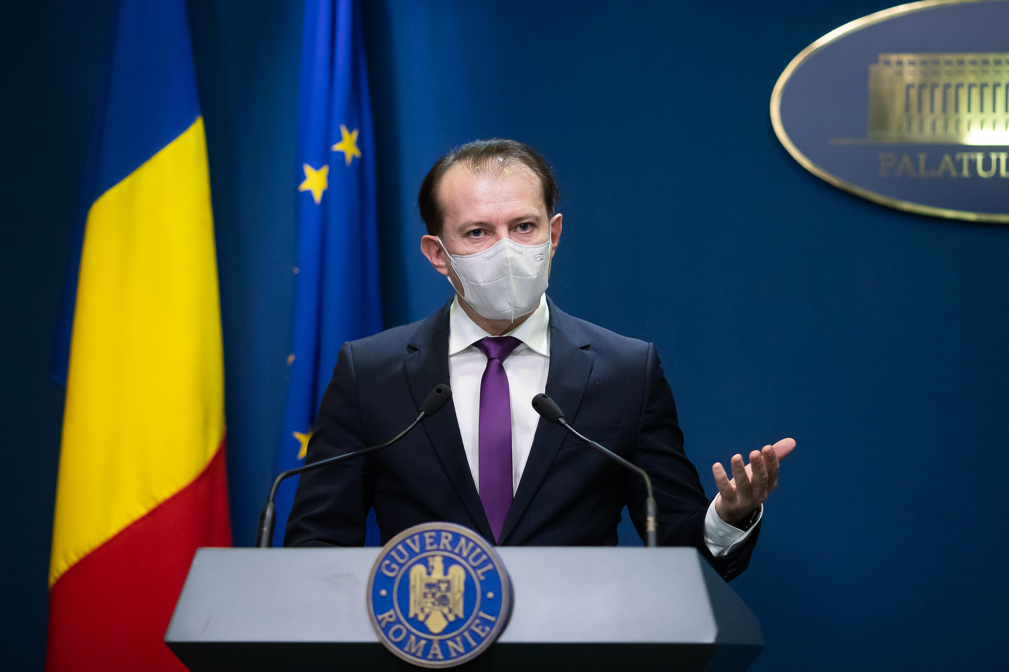 Scenarii pentru 1 iunie. Cîțu: Vorbim de renunțarea la mască la munte și pe plajă, evenimente private cu oameni vaccinați