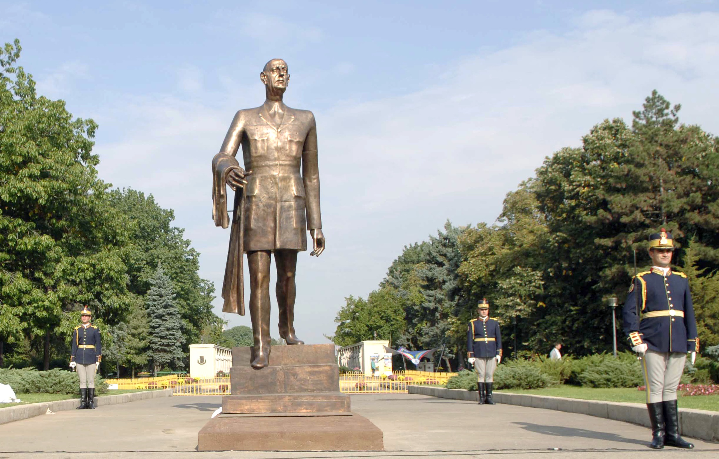 CTP face inventarul statuilor din București: „cartoful în țeapă”, Charles de Gaulle - chelner și „coastele de porc”