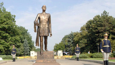 Statuia generalului Charles de Gaulle din București in ziua inaugurarii