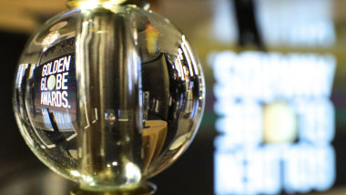 glob de cristal in care se reflecta logoul globurilor de aur