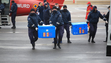 militari transportand cutii cu vaccinuri pe aeroportul din chisinau