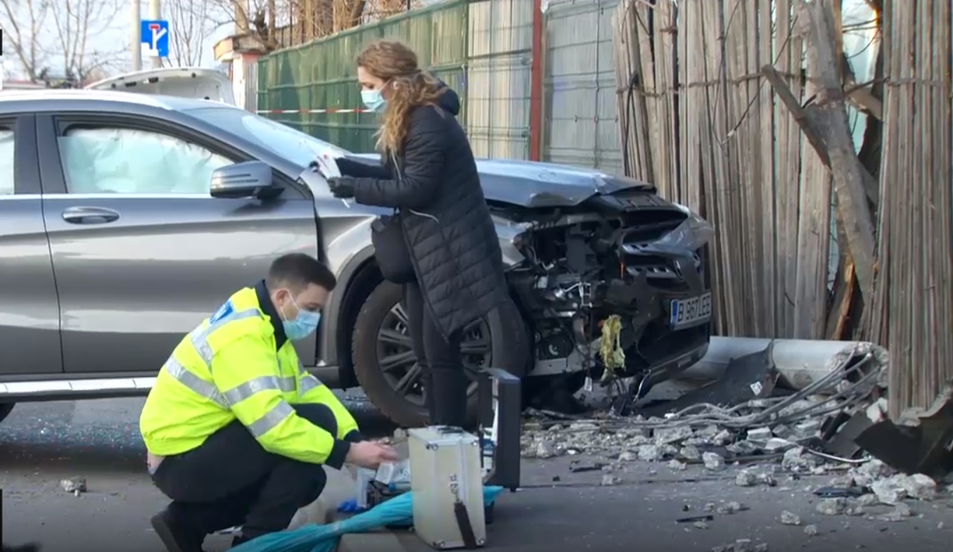VIDEO Accident grav în București: Două fete au murit. Șoferița a fost agresată de oamenii din zonă