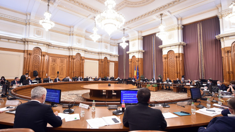 parlamentari standa la masa in cerc in comisia de buget