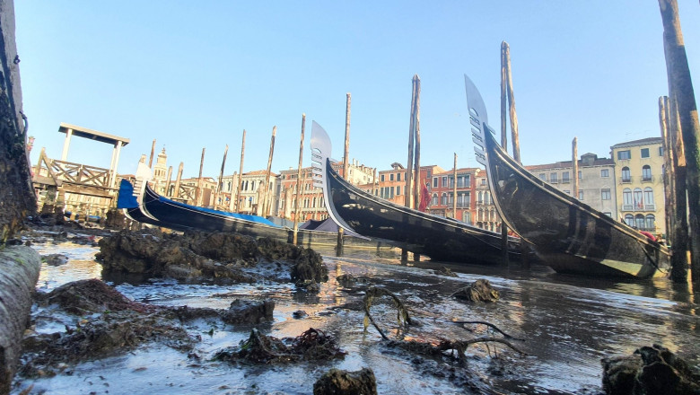 Gondole eșuate pe fundul unui canal secat din Veneția
