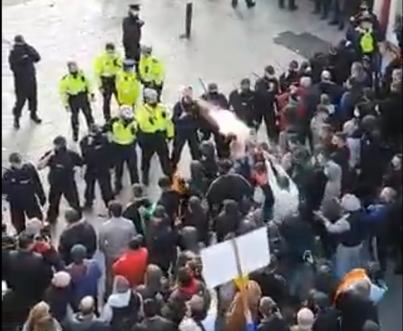 Proteste violente la Dublin. Imaginile cu un bărbat care a tras cu rachete cu artificii direct în polițiști au devenit virale