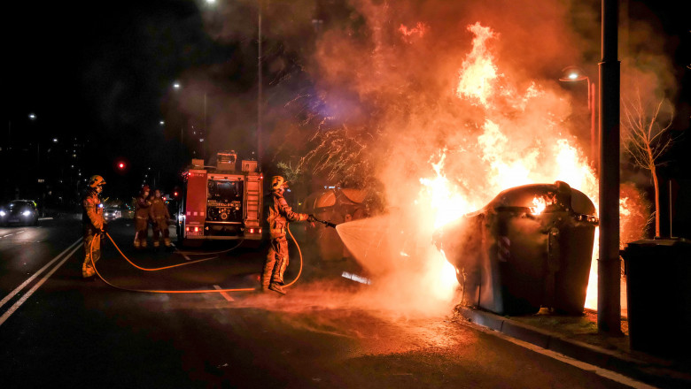 Protestatarii din Barcelona au incendiat dube ale poliției si au jefuit magazine.