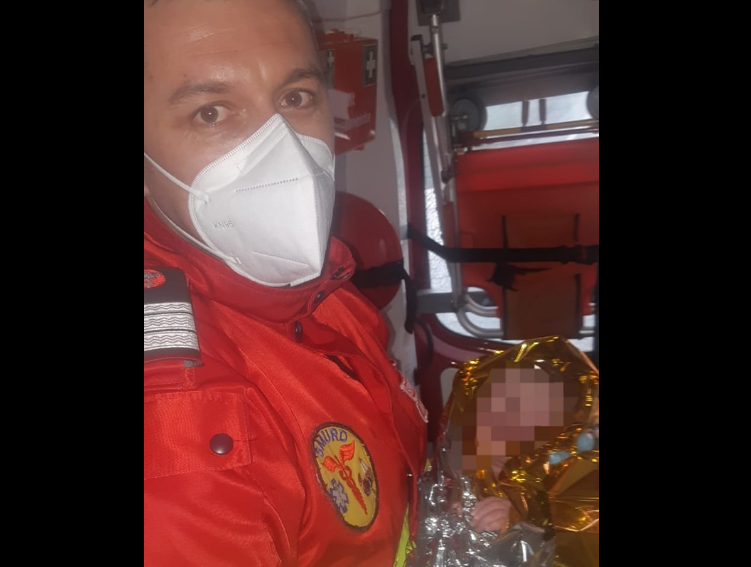 O fetiță s-a născut în ambulanța SMURD care o ducea pe mamă la spital. Paramedic: Cea mai intensă senzaţie în 15 ani de intervenții