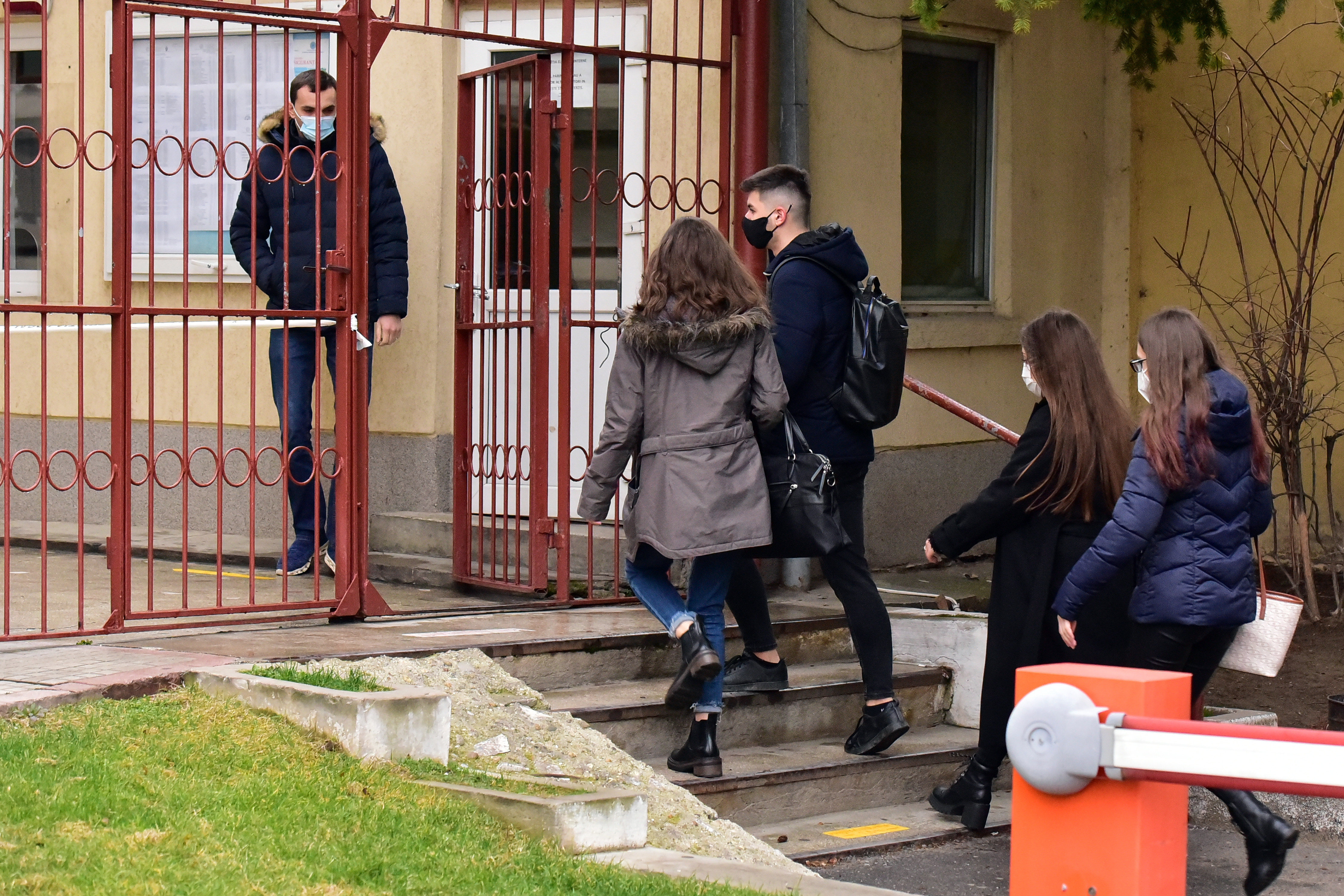 Consiliul Naţional al Elevilor nu este de acord ca cei din clasele terminale să meargă la şcoală în scenariul roşu