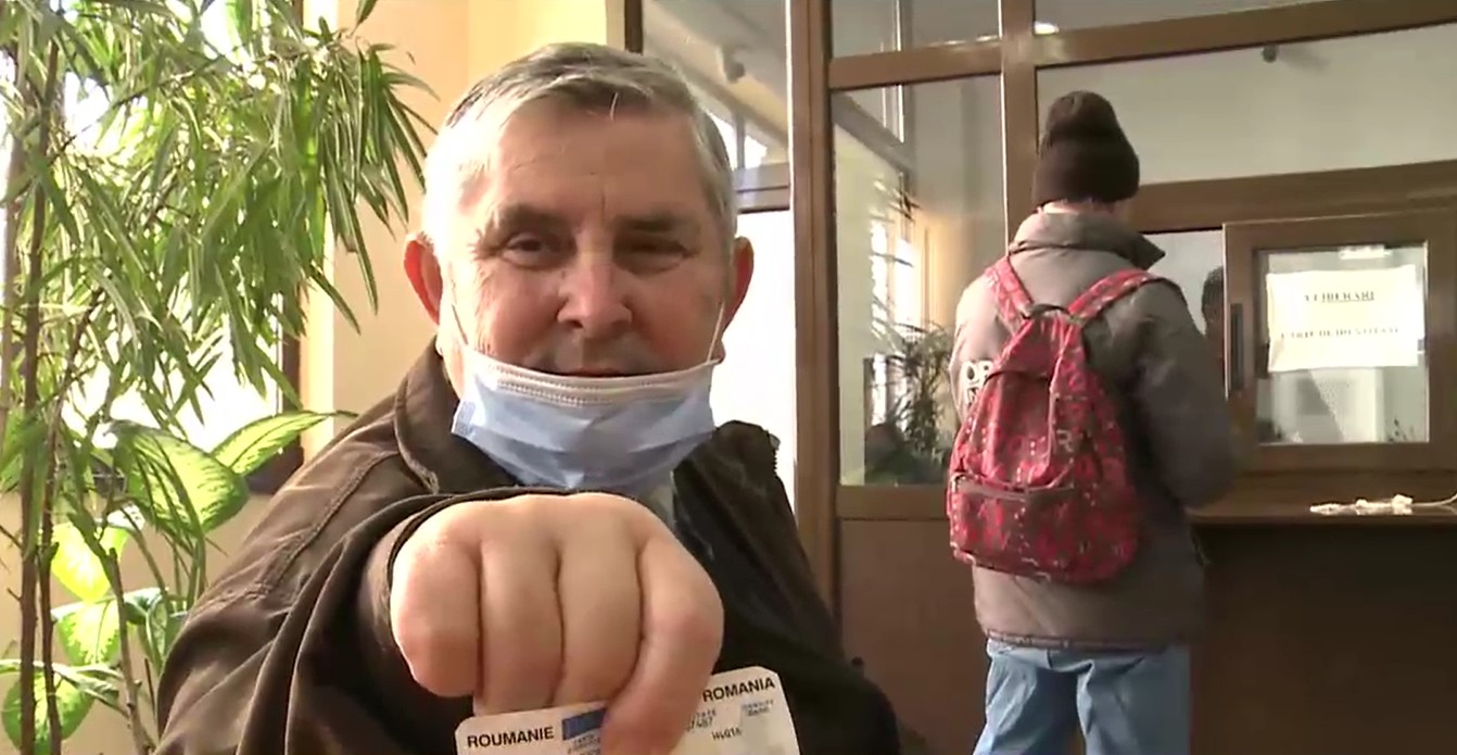 Criză de plastic la Evidența Persoanelor. Un bărbat trăiește din împrumuturi pentru că nu are buletin ca să-și scoată banii din cont